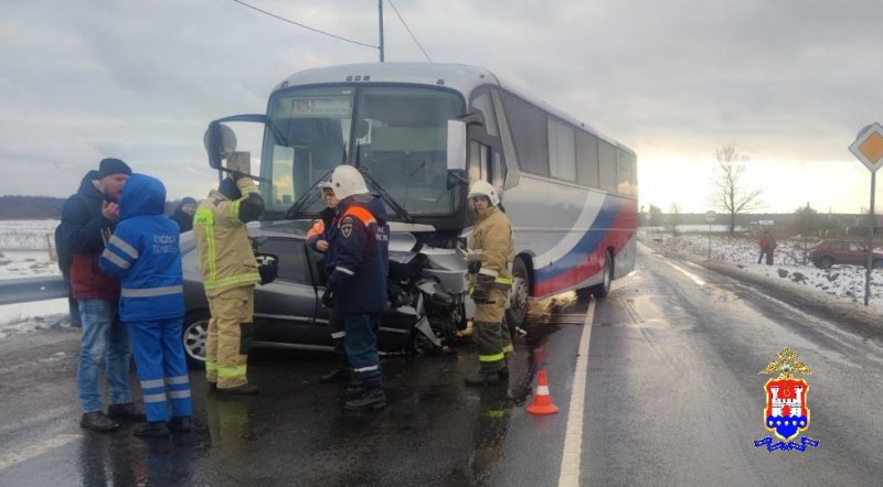 Сотрудники Госавтоинспекции выясняют обстоятельства ДТП с автобусом, произошедшего в Полесском районе